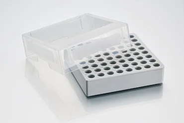 艾本德儲存盒 8 × 8, 可放置 64  個試管， 1  –  2  mL，3  件，高 53  mm，2  英寸，聚丙烯材料，可耐受最低 -86  °C，可高溫高壓滅菌，帶蓋子并具有數(shù)字字母標識